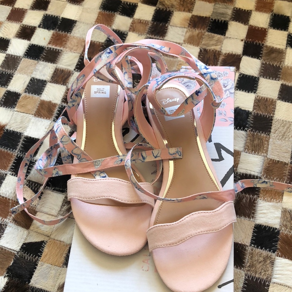 Call it Spring flat sandals with straps